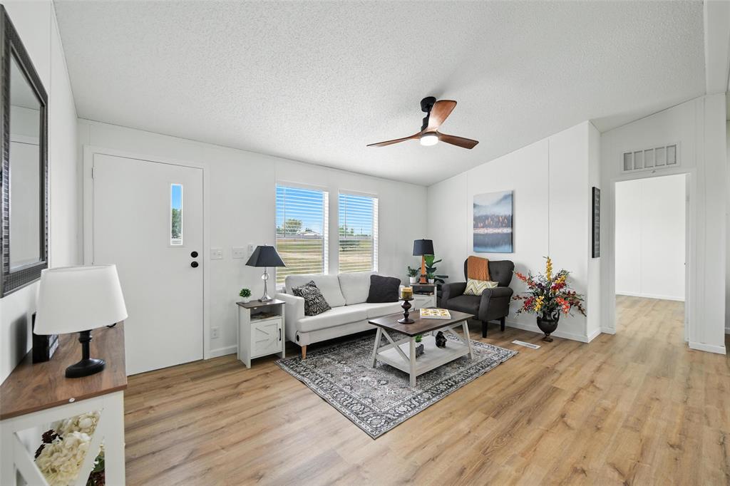 197 Pondview Drive Decatur, TX 76234 - Photo 5 of 28 a living room with furniture