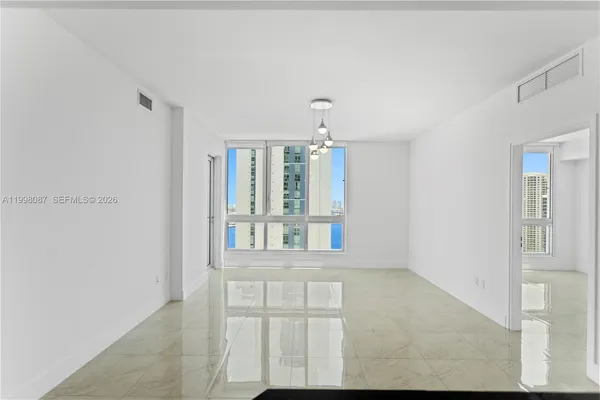 $3,950 | 300 South Biscayne Boulevard, Unit T2414, Miami, FL 33131