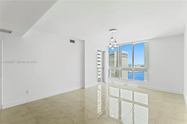 $3,950 | 300 South Biscayne Boulevard, Unit T2414, Miami, FL 33131