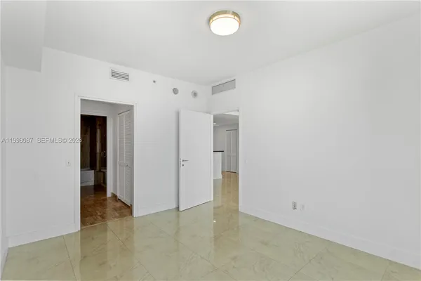 $3,950 | 300 South Biscayne Boulevard, Unit T2414, Miami, FL 33131