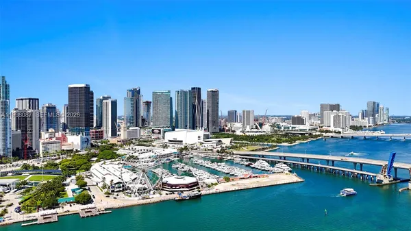 $3,950 | 300 South Biscayne Boulevard, Unit T2414, Miami, FL 33131