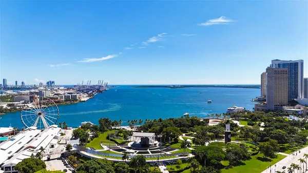 $3,950 | 300 South Biscayne Boulevard, Unit T2414, Miami, FL 33131