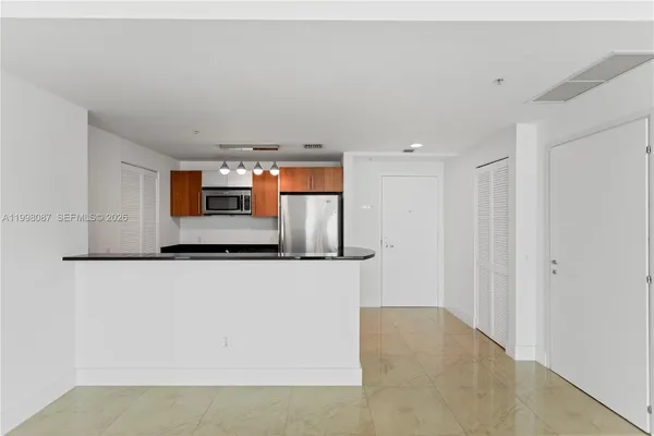 $3,950 | 300 South Biscayne Boulevard, Unit T2414, Miami, FL 33131