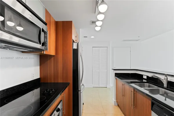 $3,950 | 300 South Biscayne Boulevard, Unit T2414, Miami, FL 33131