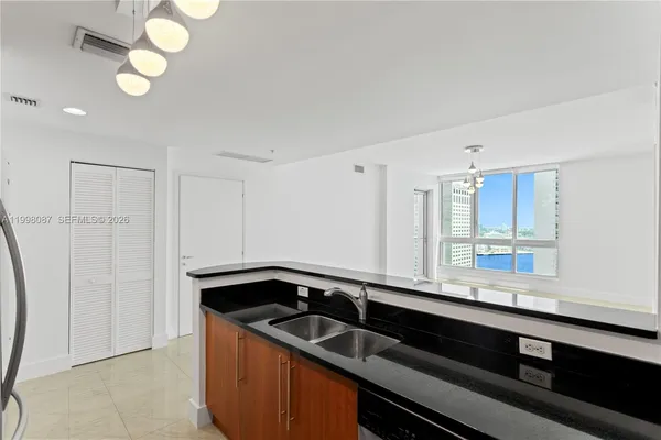 $3,950 | 300 South Biscayne Boulevard, Unit T2414, Miami, FL 33131