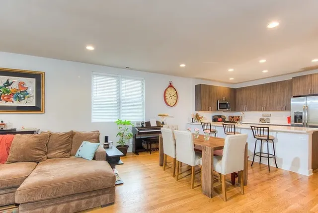 $3,920 | 693 North Peoria Street, Unit 3S, Chicago, IL 60642