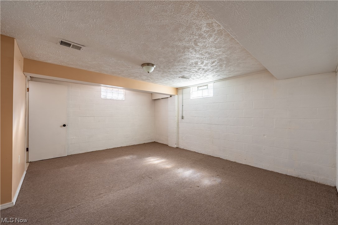 1040 Oak Tree Road Akron, OH 44320 - Photo 28 of 35