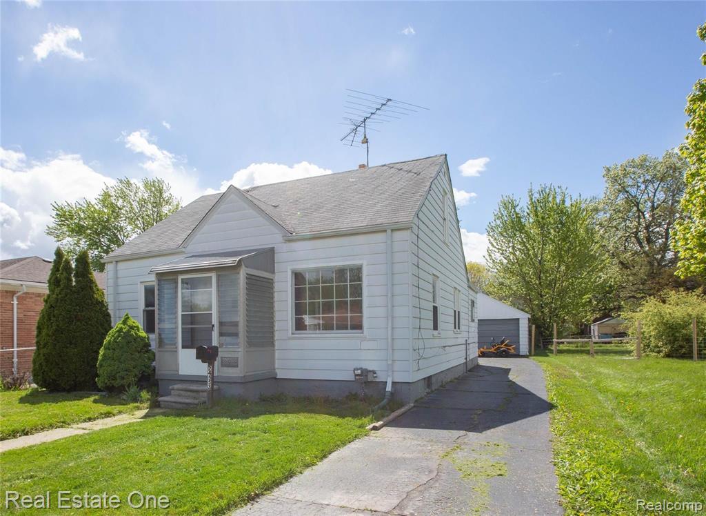 24553 Flower Avenue Eastpointe, MI 48021 - Photo 1 of 18