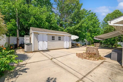 $879,000 | 2 Bridge Lane, Hicksville, NY 11801
