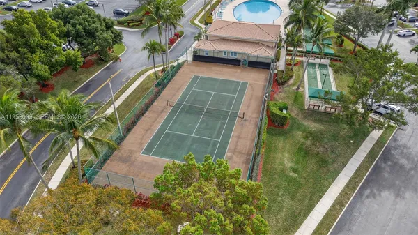 a view of a backyard