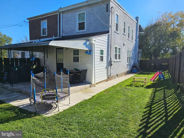 a view of a house with backyard