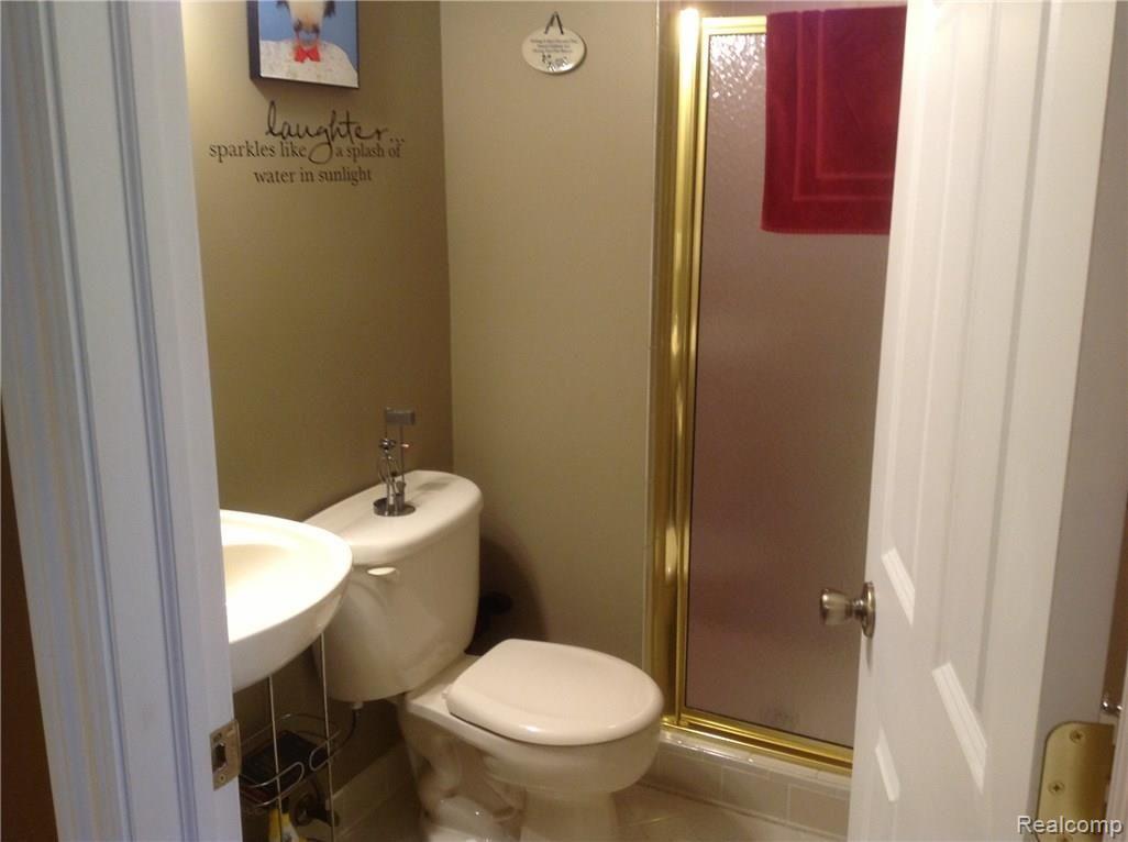 952 Golfview Court Rochester, MI 48307 - Photo 27 of 36 full bath