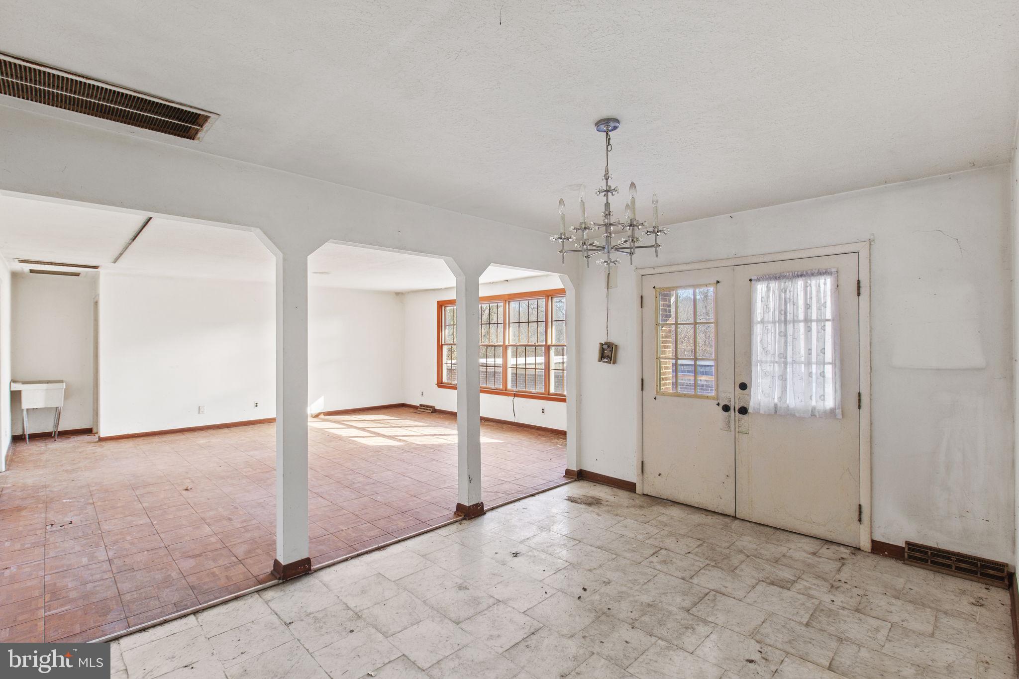 8802 Port Tobacco Road La Plata, MD 20646 - Photo 16 of 57 Foyer/Living Room