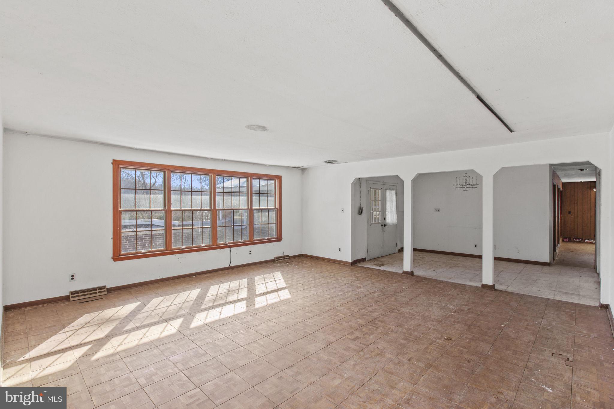 8802 Port Tobacco Road La Plata, MD 20646 - Photo 17 of 57 Living Room
