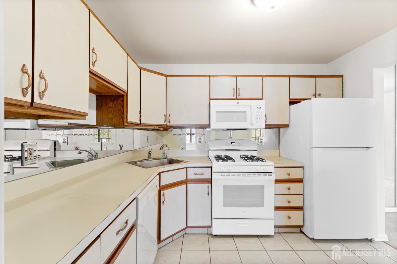 312 Raintree Court Helmetta, NJ 08828 - Photo 11 of 41