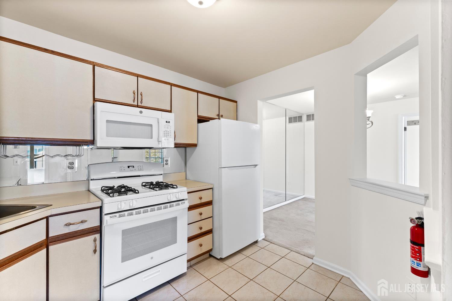 312 Raintree Court Helmetta, NJ 08828 - Photo 12 of 41