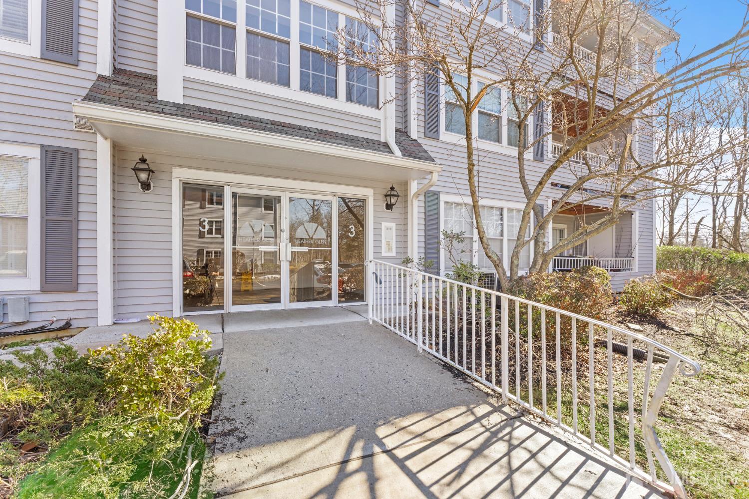 312 Raintree Court Helmetta, NJ 08828 - Photo 3 of 41