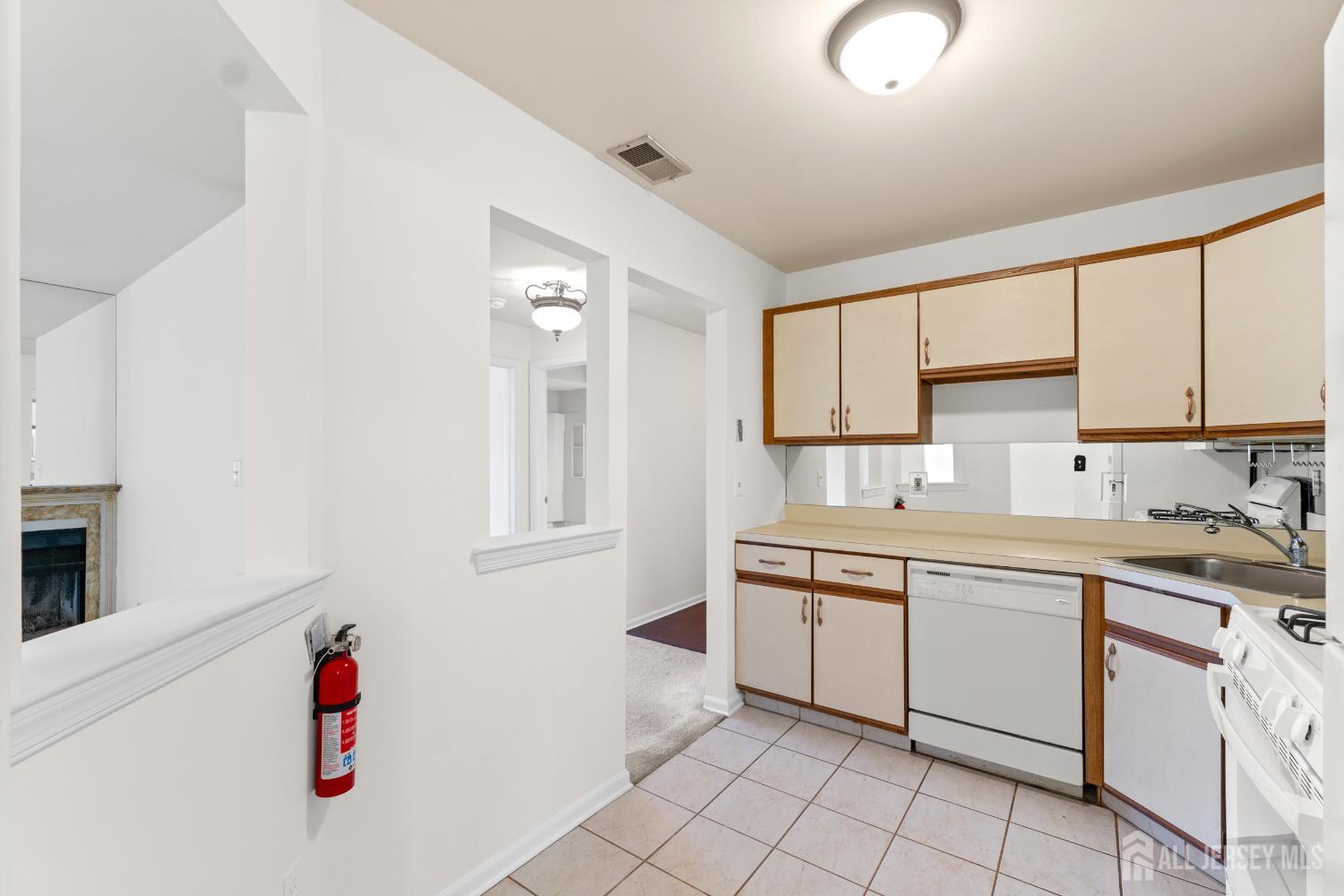 312 Raintree Court Helmetta, NJ 08828 - Photo 9 of 41