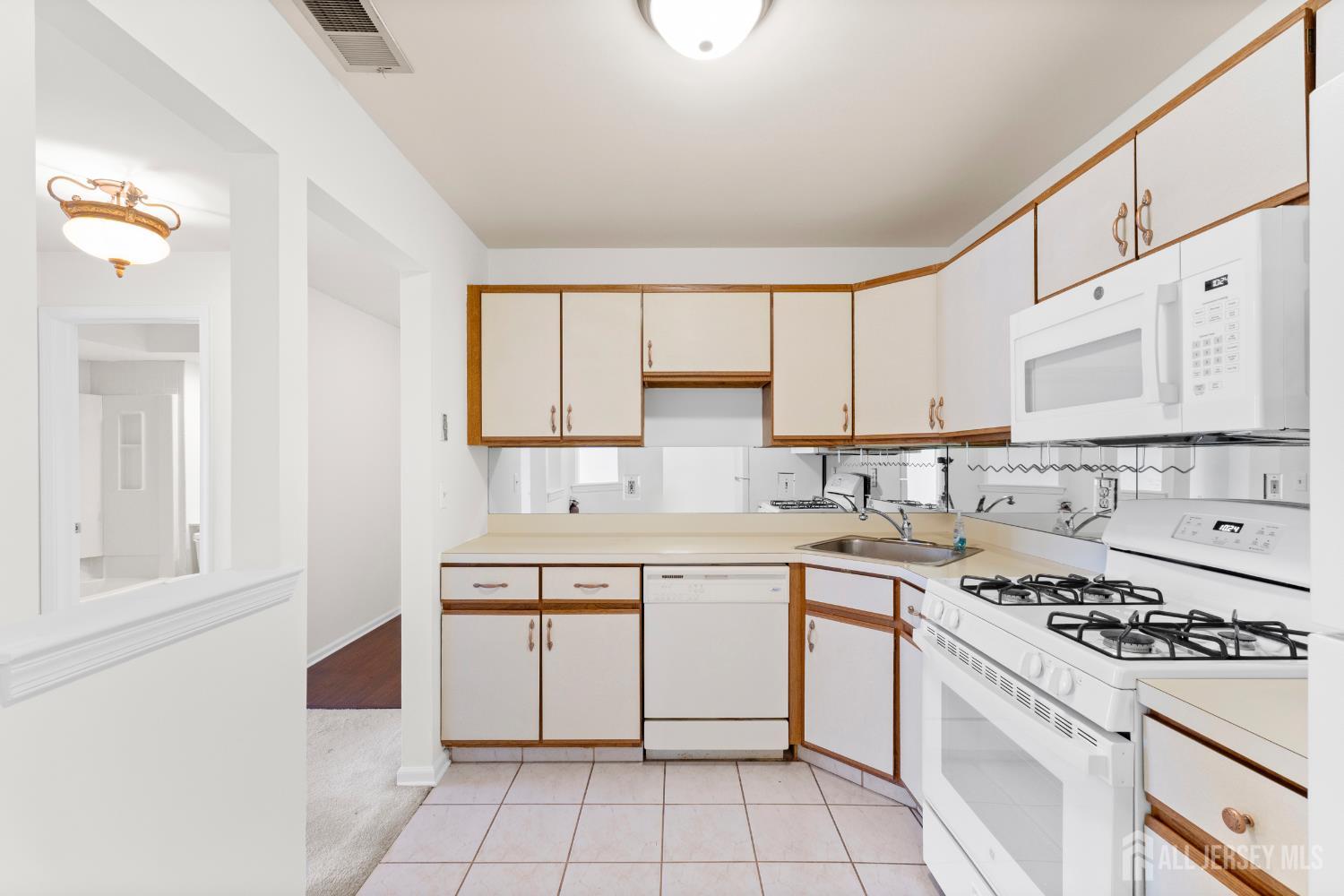 312 Raintree Court Helmetta, NJ 08828 - Photo 10 of 41