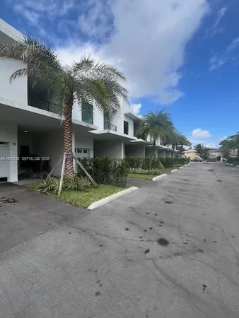 $3,500 | 2526 Pierce Street, Unit 12, Hollywood, FL 33020