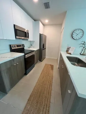 $3,500 | 2526 Pierce Street, Unit 12, Hollywood, FL 33020