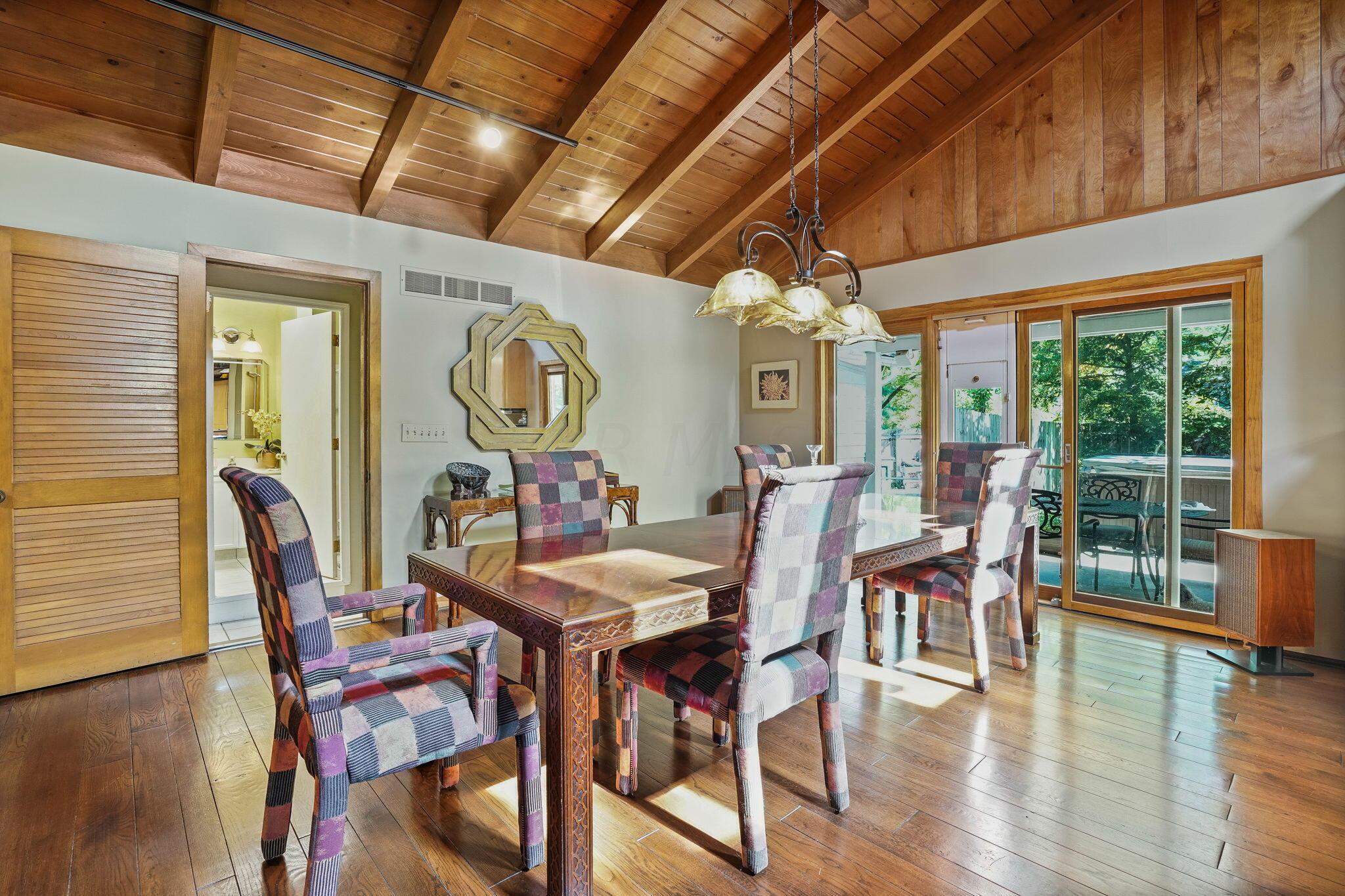 5866 Whitman Road Columbus, OH 43213 - Photo 25 of 51 Transitional Dining