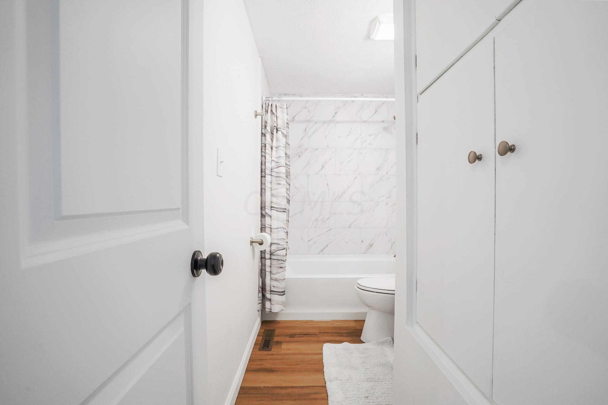 3827 Edendale Road Columbus, OH 43207 - Photo 16 of 32 Updated Full Bathroom