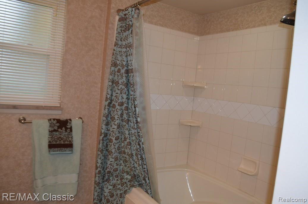 24720 Farmington Road Farmington, MI 48336 - Photo 16 of 30 Jetted tub *