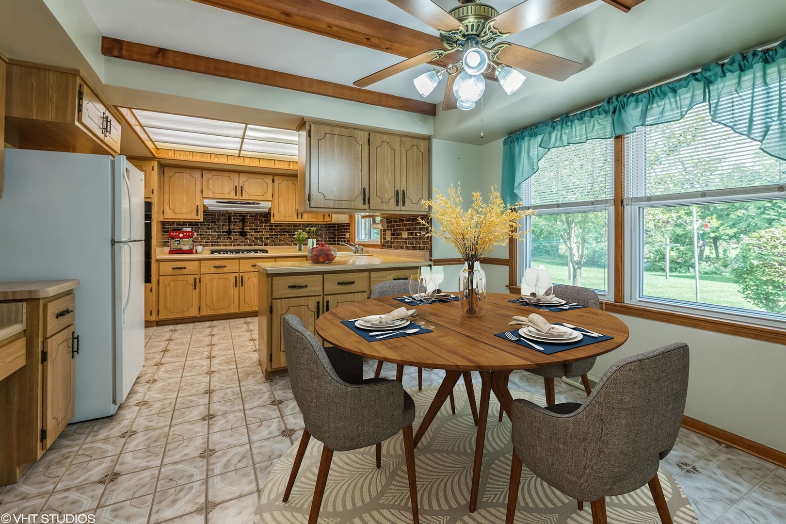 2339 Old Hicks Road Long Grove, IL 60047 - Photo 8 of 27 a kitchen that has a table and chairs in it