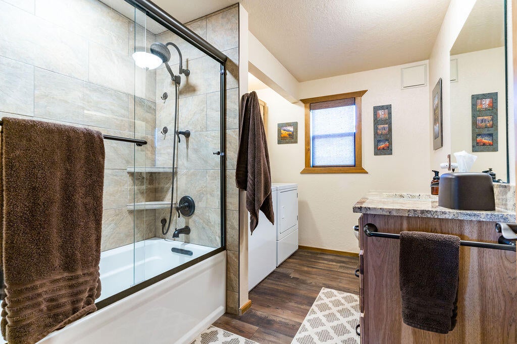 25231 Alfalfa Market Road Bend, OR 97701 - Photo 8 of 25 Main bath