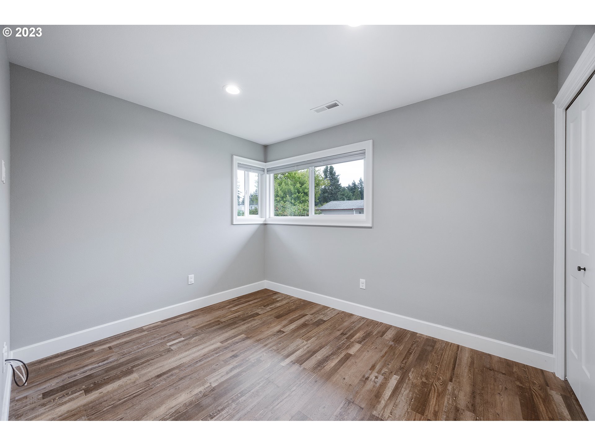 1427 Southeast 109th Avenue Portland, OR 97216 - Photo 20 of 44 a view of room with window
