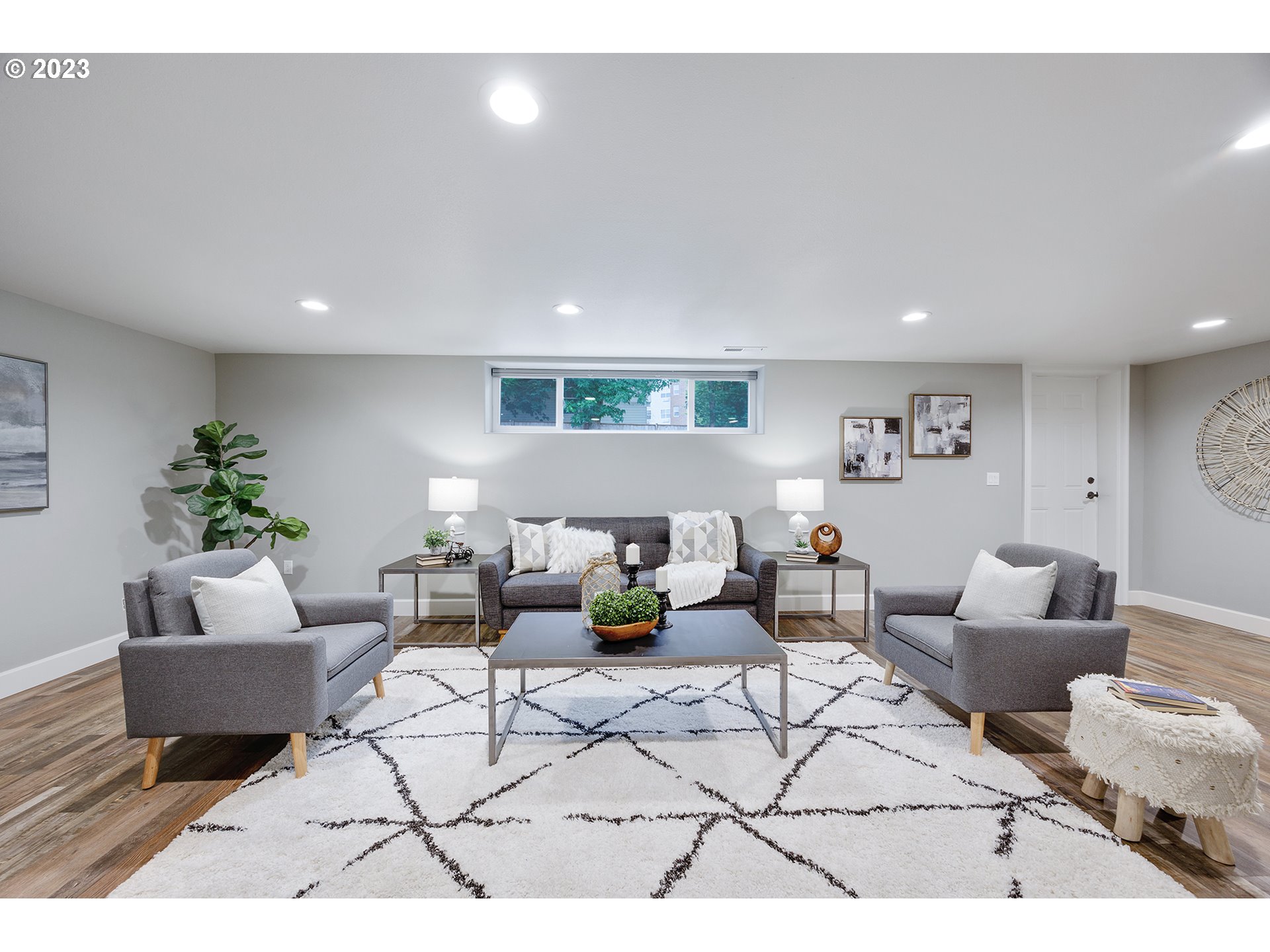 1427 Southeast 109th Avenue Portland, OR 97216 - Photo 25 of 44 a living room with furniture and a potted plant