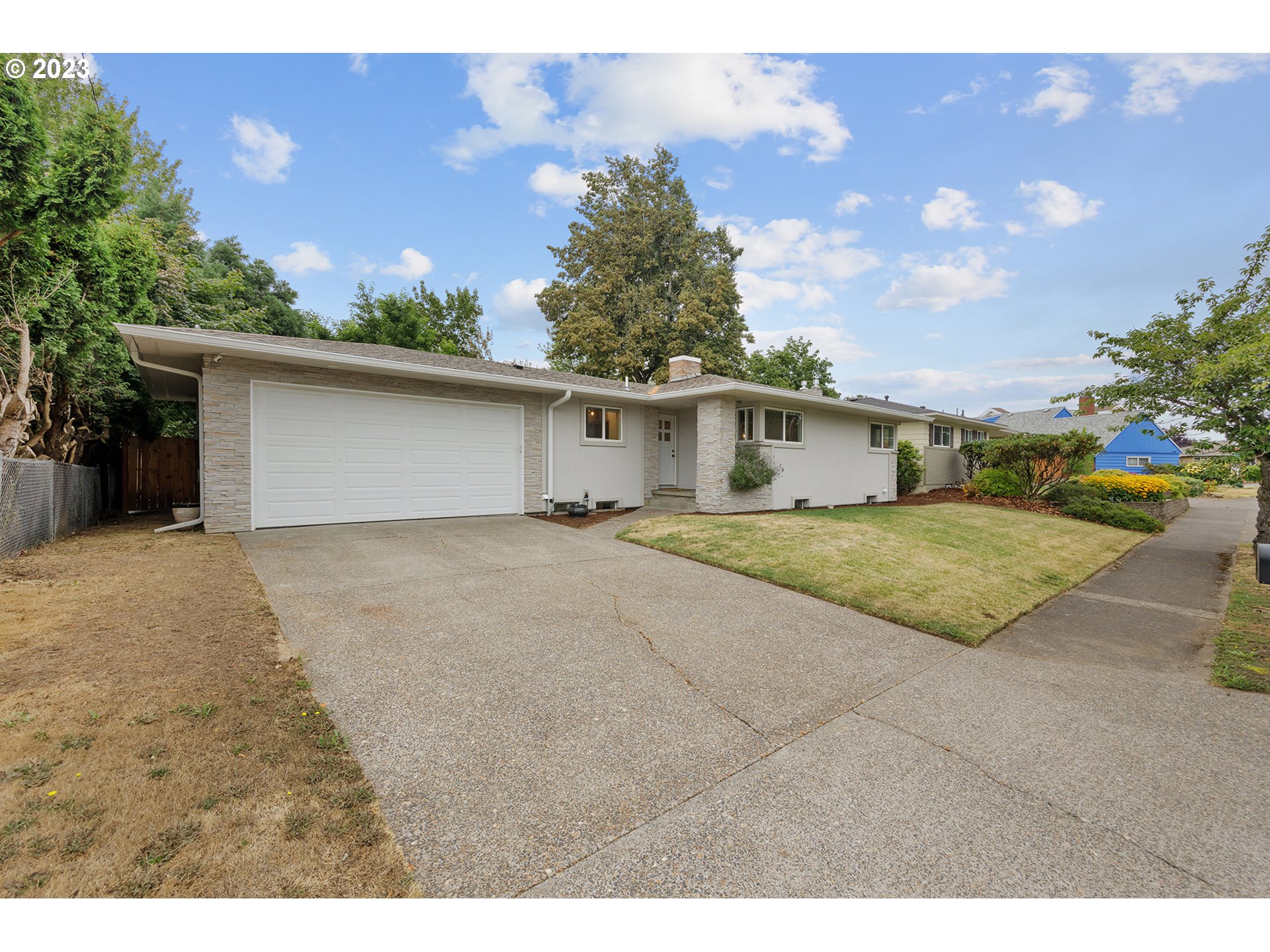 1427 Southeast 109th Avenue Portland, OR 97216 - Photo 3 of 44 a house view with a outdoor space