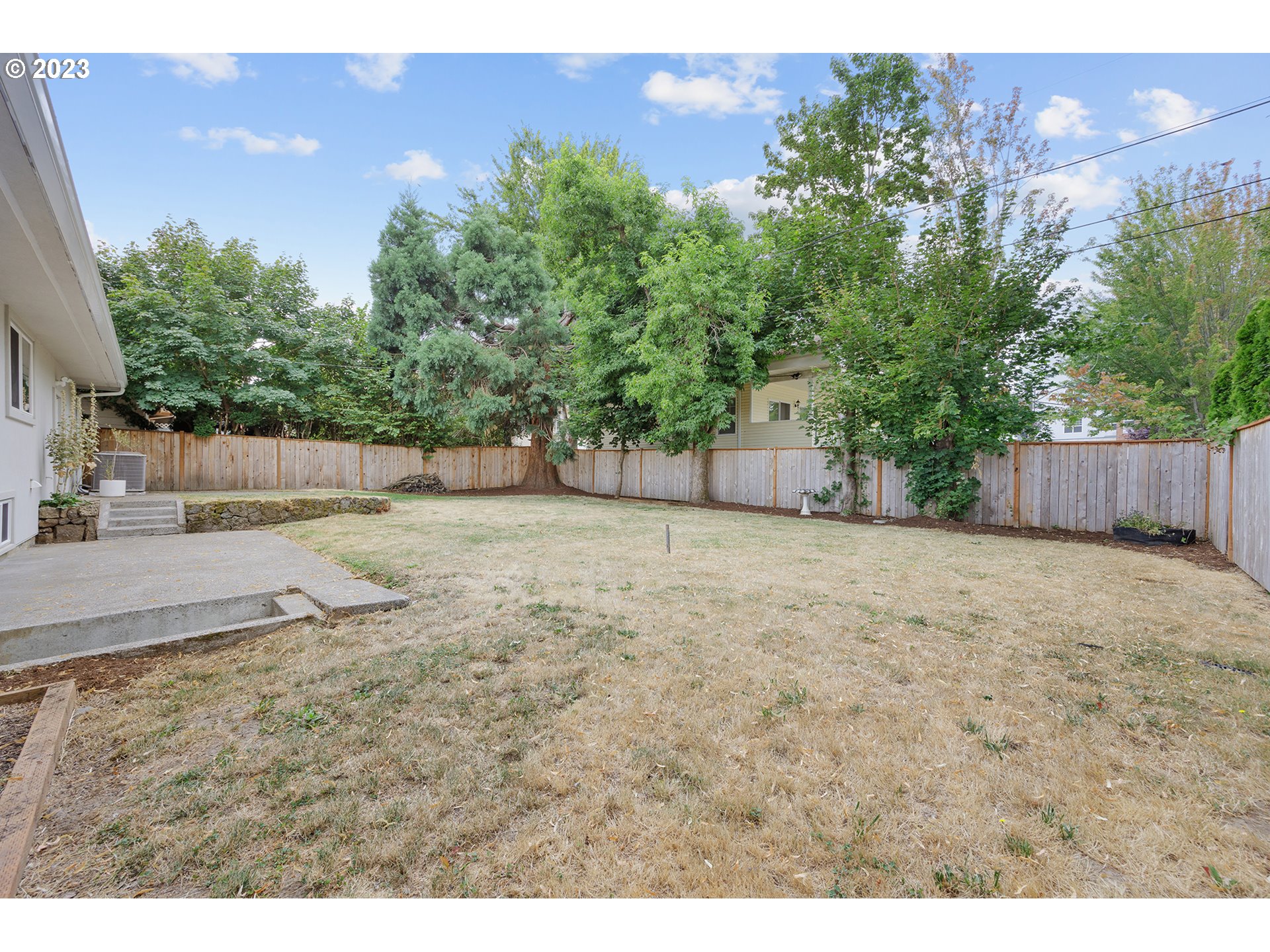 1427 Southeast 109th Avenue Portland, OR 97216 - Photo 37 of 44 a backyard of a house