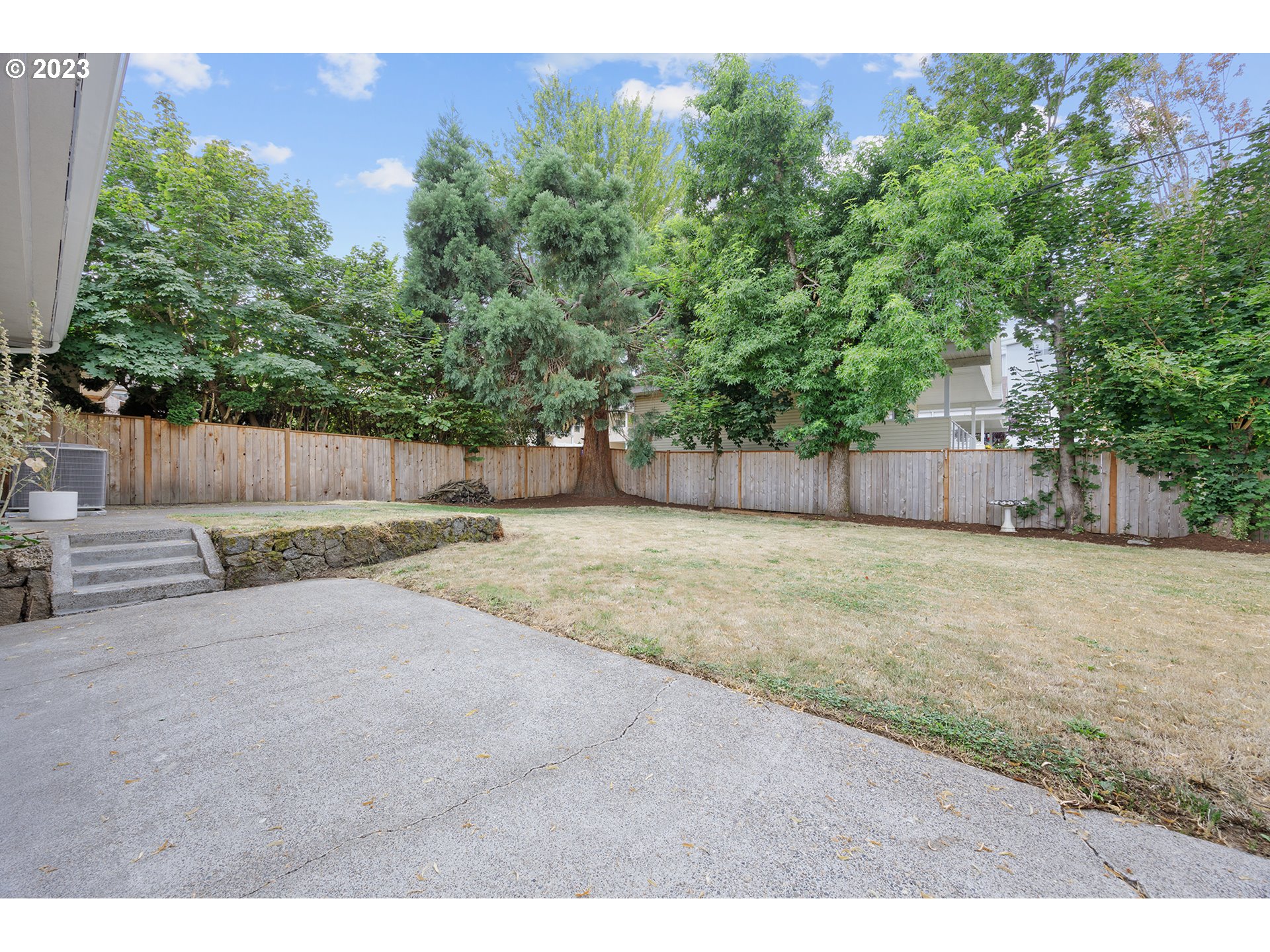 1427 Southeast 109th Avenue Portland, OR 97216 - Photo 38 of 44 a backyard of a house