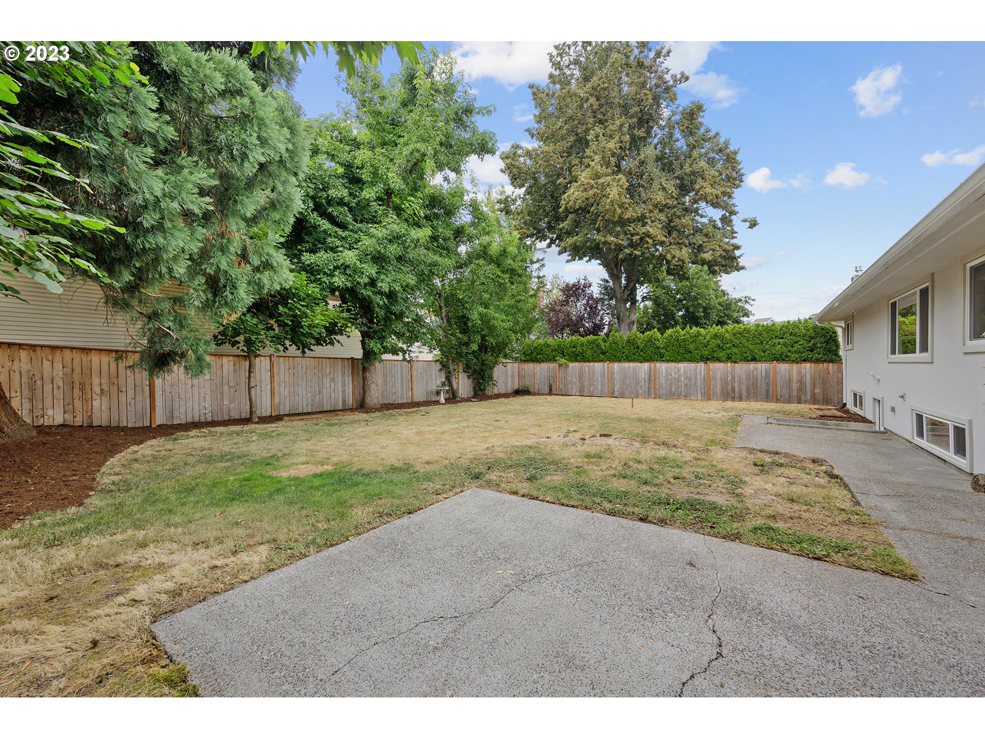 1427 Southeast 109th Avenue Portland, OR 97216 - Photo 39 of 44 a backyard of a house