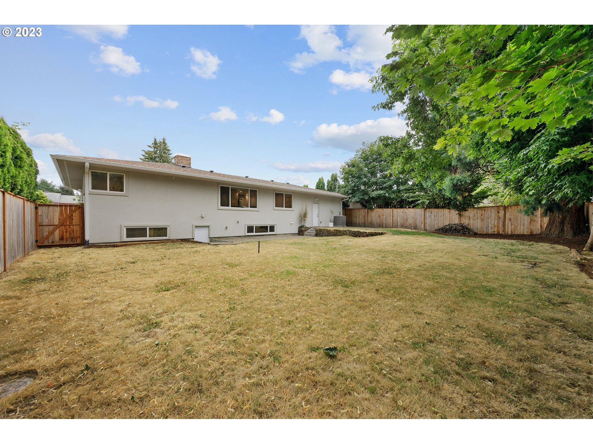 1427 Southeast 109th Avenue Portland, OR 97216 - Photo 40 of 44 a front view of house with yard