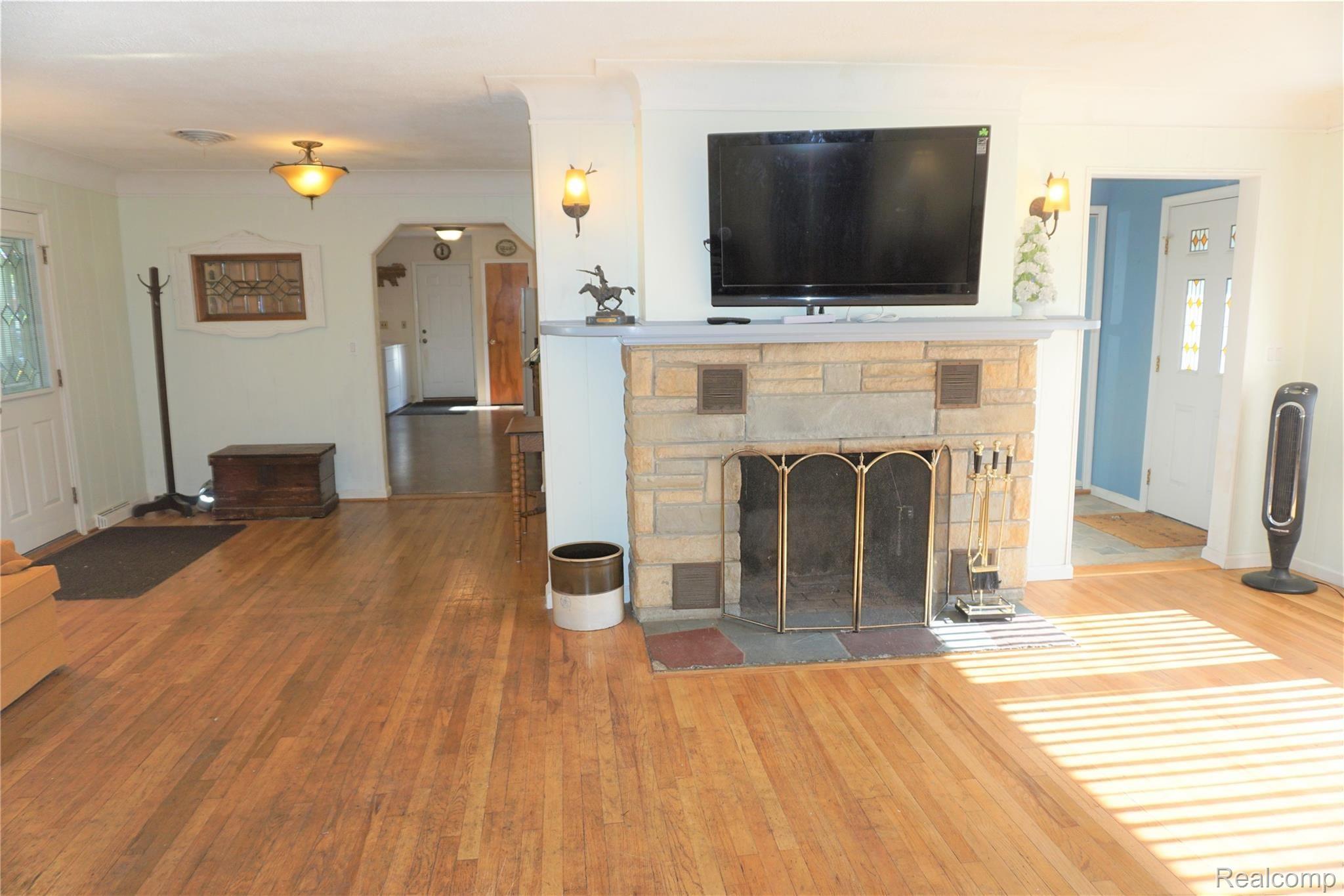 14793 Inkster Road Livonia, MI 48154 - Photo 9 of 28 09 Living room.jpg