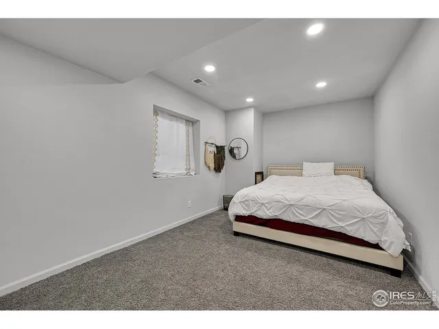 a view of front of a house with a yard