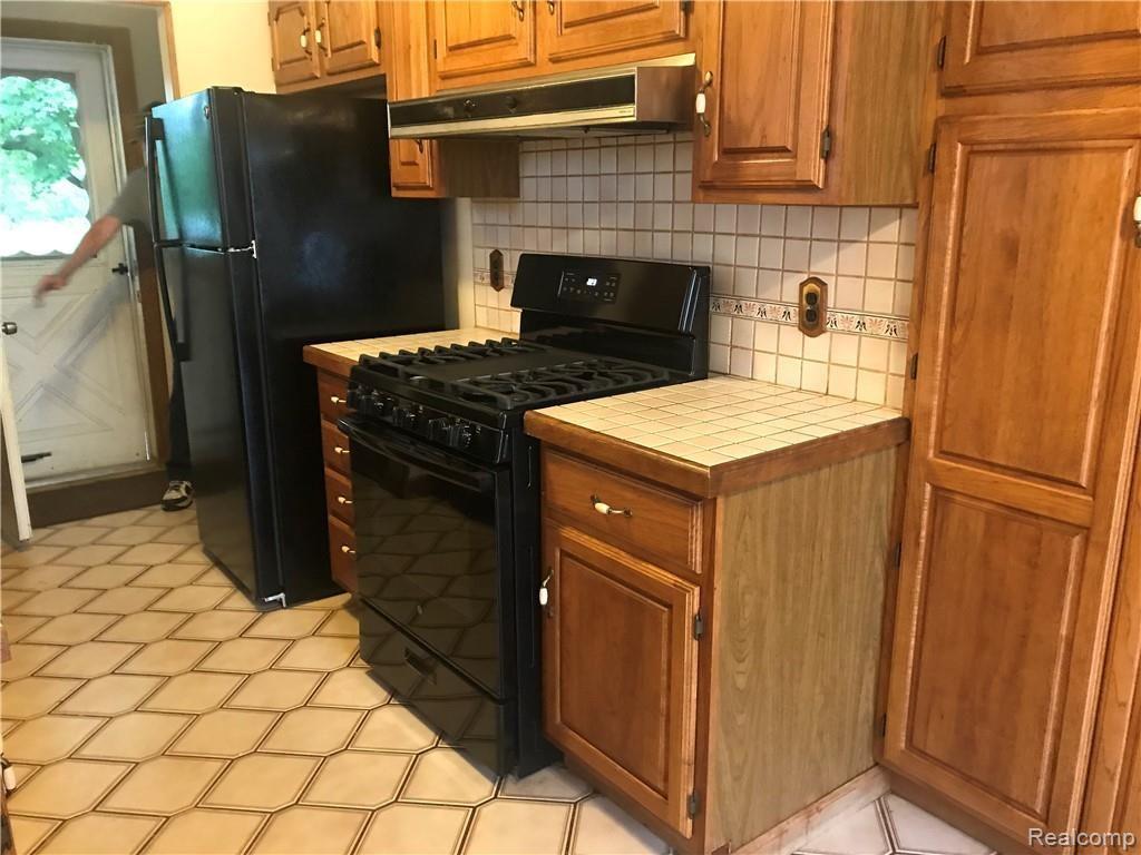 34581 Wick Road Romulus, MI 48174 - Photo 11 of 25