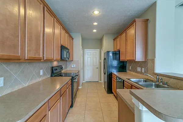 $1,900 | 19 Wickerdale Place, The Woodlands, TX 77382