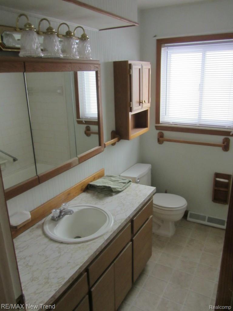 1010 Porter Road White Lake, MI 48383 - Photo 14 of 22 Bath2.jpg
