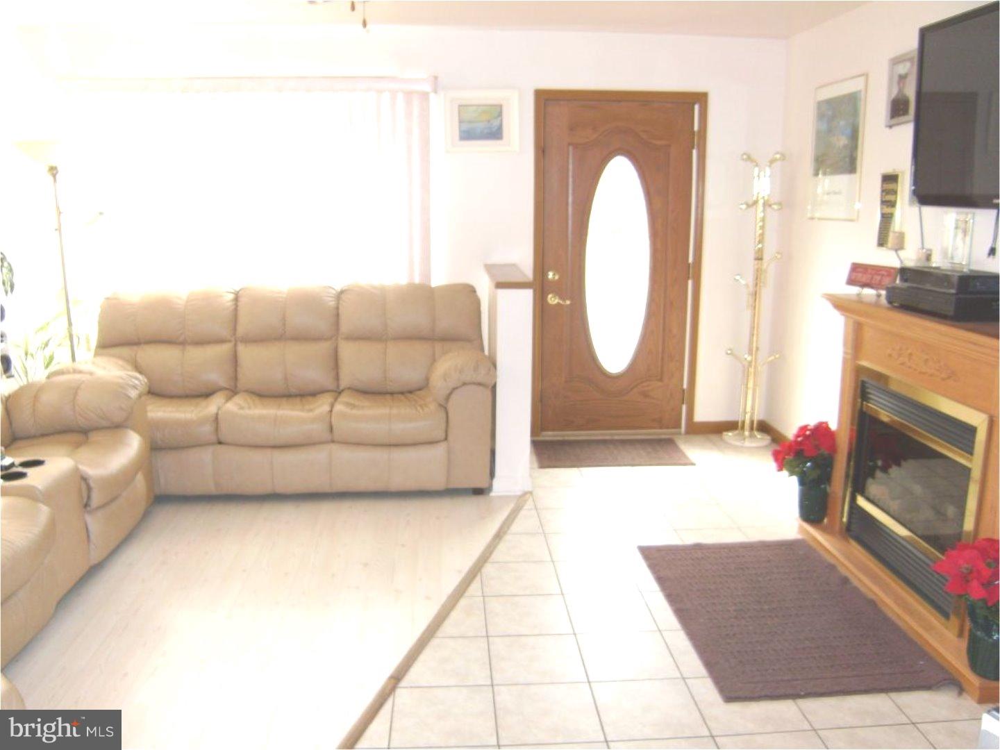 2739 Willits Road Philadelphia, PA 19114 - Photo 5 of 18 Living Room