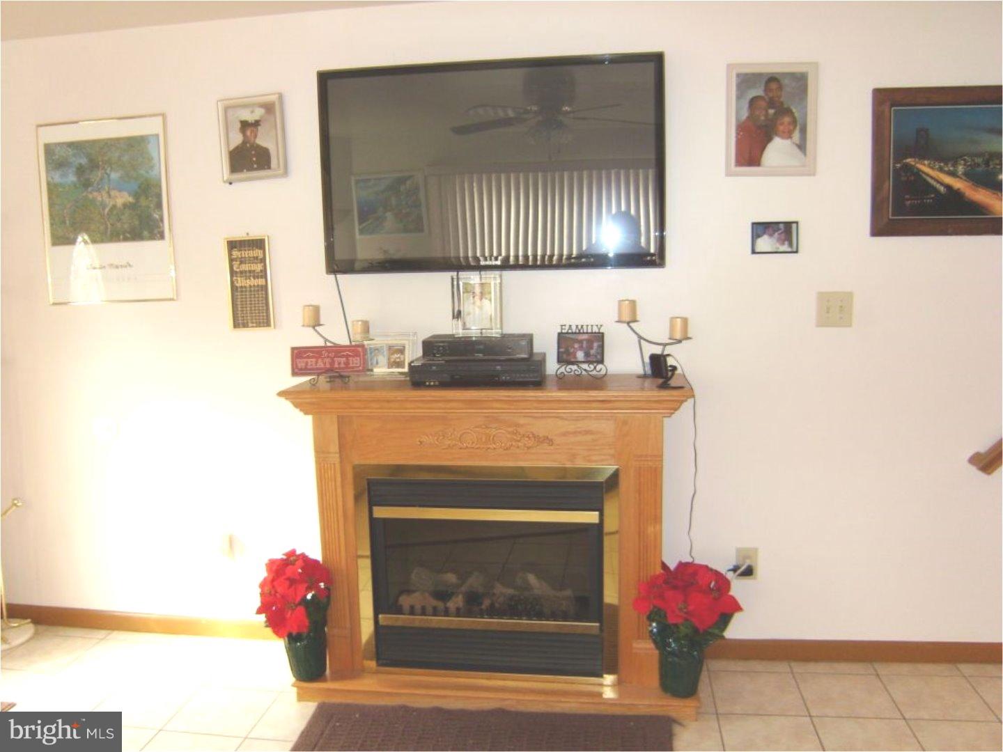 2739 Willits Road Philadelphia, PA 19114 - Photo 7 of 18 Living Room