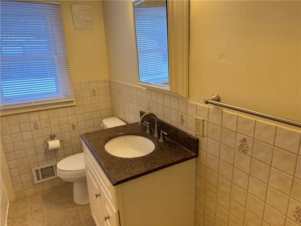 165 Hilton Road Warwick, RI 02889 - Photo 17 of 34 Main Bathroom