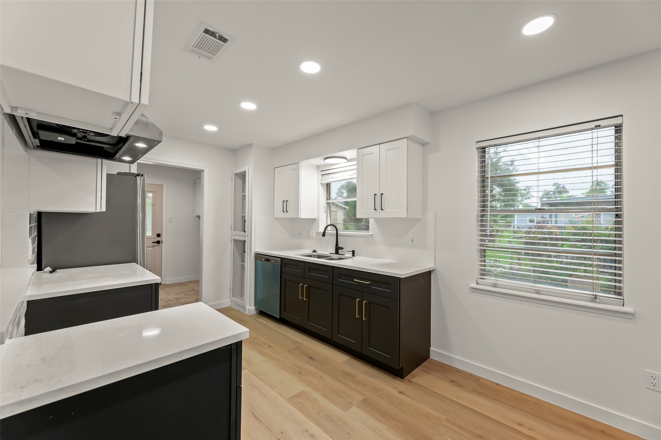 3225 Bostic Street Houston, TX 77093 - Photo 11 of 50 Beautiful modern kitchen