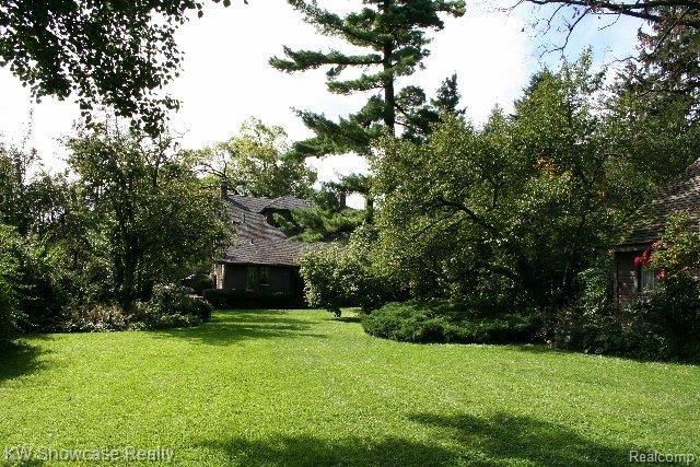 6490 Commerce Road West Bloomfield, MI 48324 - Photo 6 of 65 Spacious lot