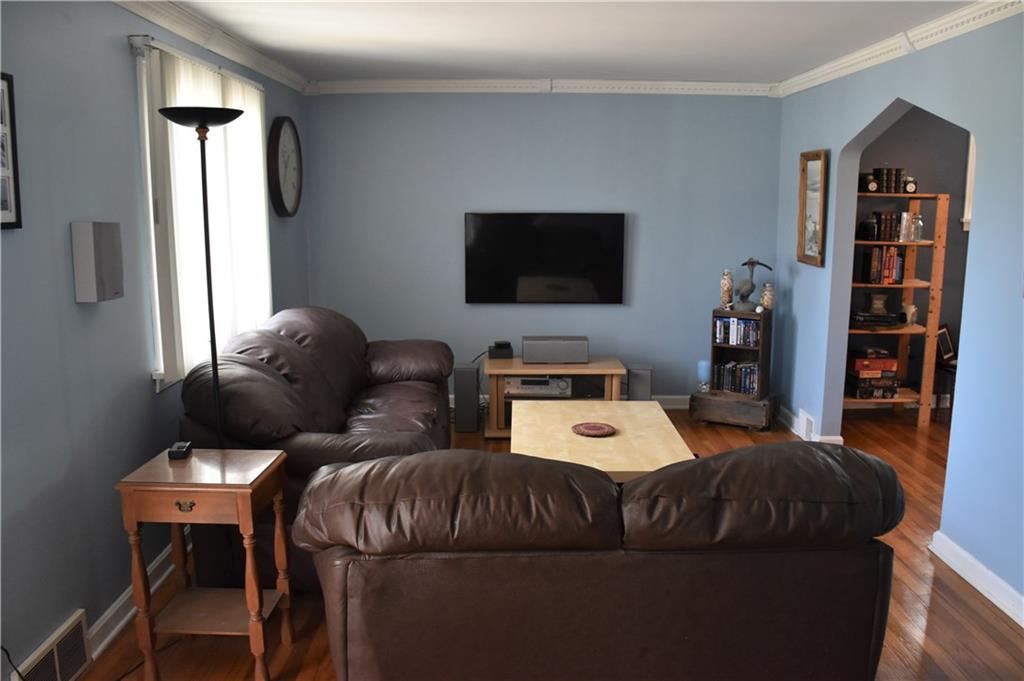 3412 Willett Road Pittsburgh, PA 15227 - Photo 4 of 24 Living Room