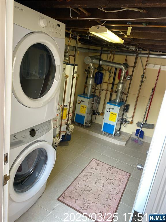 81 Waydell Street Newark, NJ 07105 - Photo 3 of 29 a utility room with dryer and washer