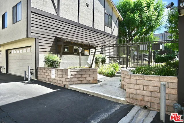 $610,000 | 19355 Sherman Way, Unit 42, Reseda, CA 91335